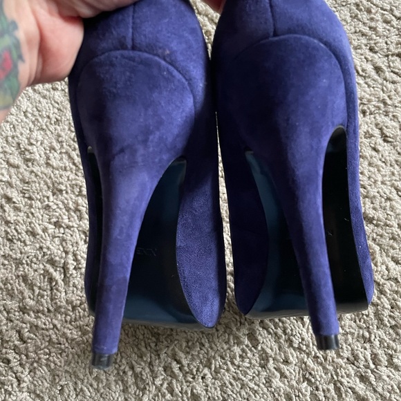 Nine West Swankyo Navy Blue Suede Round Toe Pumps - Picture 2 of 9
